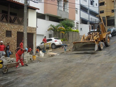 Obras de substituição da rede de esgoto da Rua Cândido Tostes estão 50% concluídas