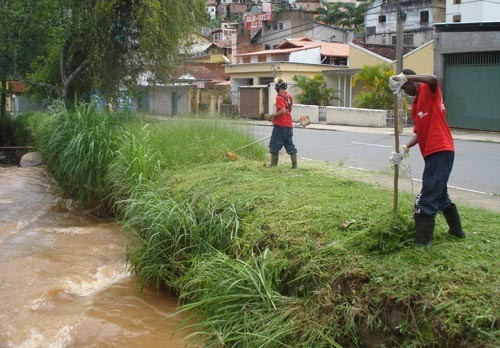 Córrego do Yung e Rio Paraibuna recebem serviços de limpeza da Cesama