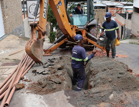Rua Queluz recebe 120 metros de novas redes de água