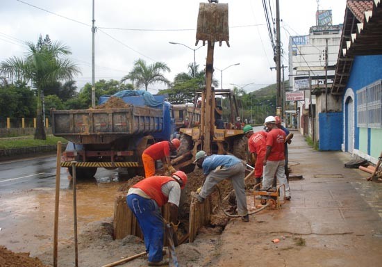 Substituição de rede de esgoto na Avenida JK - 75% das obras já estão concluídas