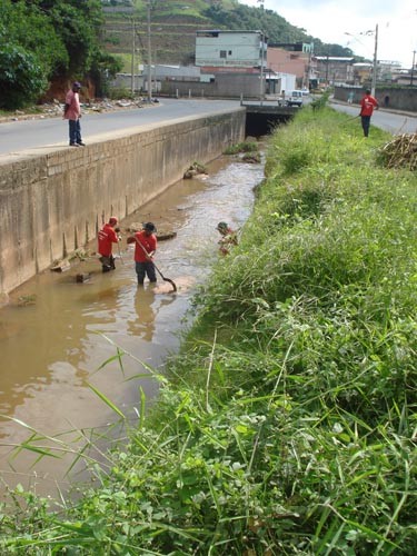 Cesama realiza limpeza no Córrego Ipiranga e no Rio Paraibuna