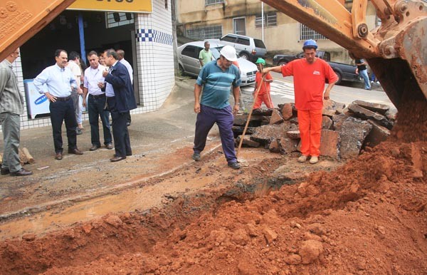 Esgotamento sanitário  Prefeito vistoria obras de ampliação do coletor tronco no Bairro Santa Cruz