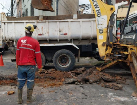 Cesama inicia remodelação de rede de esgoto em rua do bairro Teixeiras