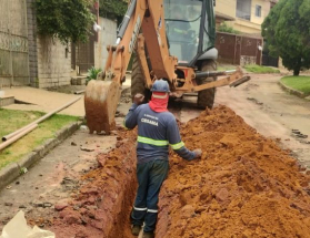 Cesama finaliza obra de remodelação de rede de água em rua do bairro Morada do Serro