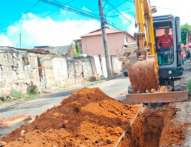 Cesama realiza remodelação de rede de esgoto em rua do bairro Nossa Senhora de Lourdes