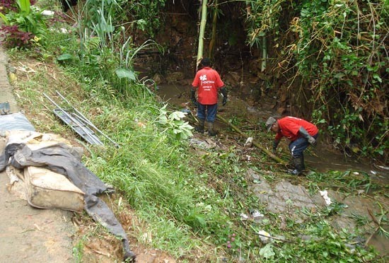 Córrego Matirumbide e Rio Paraibuna recebem serviços de limpeza das equipes da Cesama