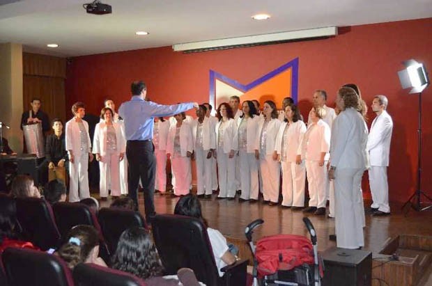Coral Cesama e Gattus Pingadus emocionam público com apresentação em homenagem às mães