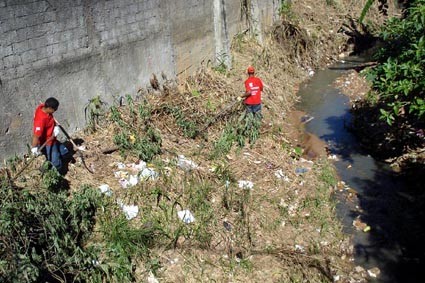 Limpeza dos cursos dágua - Cesama prossegue com atuação no Córrego Matirumbide e no Rio Paraibuna