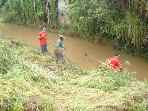 Cesama realiza limpeza nos córregos dos bairros Grama e Carlos Chagas