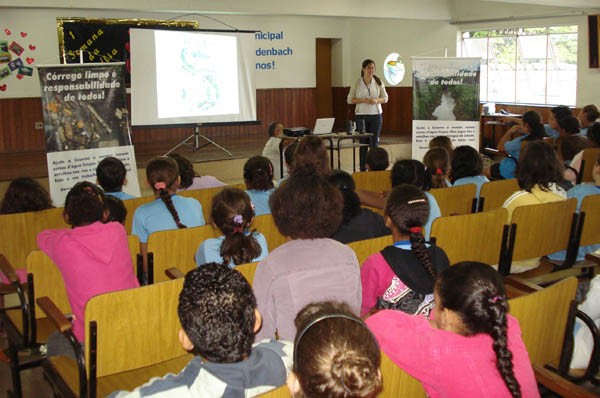 Alunos da E.M. Georg Rodenbach participam de ação de conscientização ambiental da Cesama