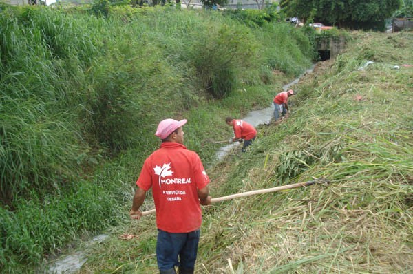Limpeza dos cursos dágua - Equipes da Cesama atuam no Rio Paraibuna e no Ribeirão do Espírito Santo