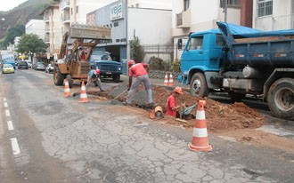Cesama substitui rede de esgoto na Avenida Olegário Maciel