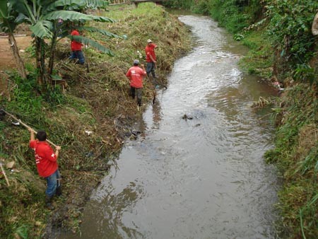 Cesama realiza limpeza do Córrego Marmelos e do Rio Paraibuna