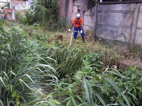 Cesama realiza limpeza das margens do Córrego Ipiranga e Rio Paraibuna