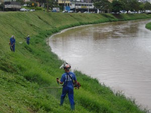 Rio Paraibuna e córregos Marmelos e Ipiranga recebem ações de limpeza da Cesama
