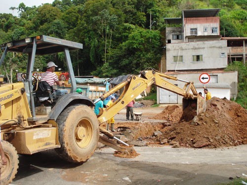 Bairro São Pedro - Cesama substitui 250 metros de redes de esgoto na Rua Lauro Teles Mesquita