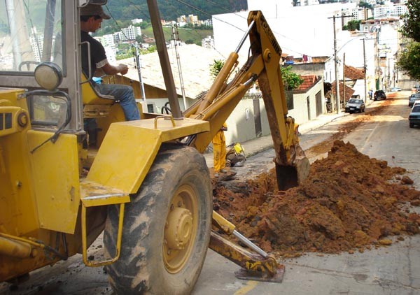 Otimização dos serviços - Cesama substitui 250 metros de rede de esgoto no Bairro Mundo Novo