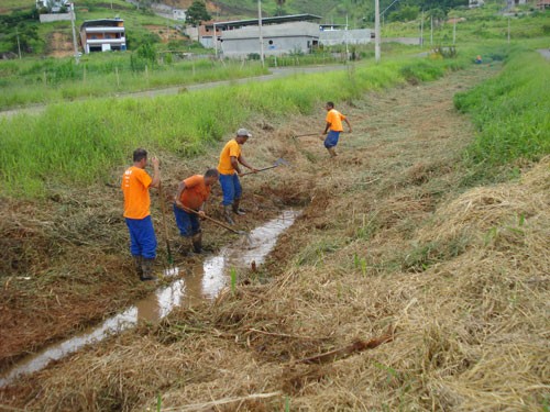 Cesama realiza limpeza dos córregos dos bairros Amazonas e Terra Altas
