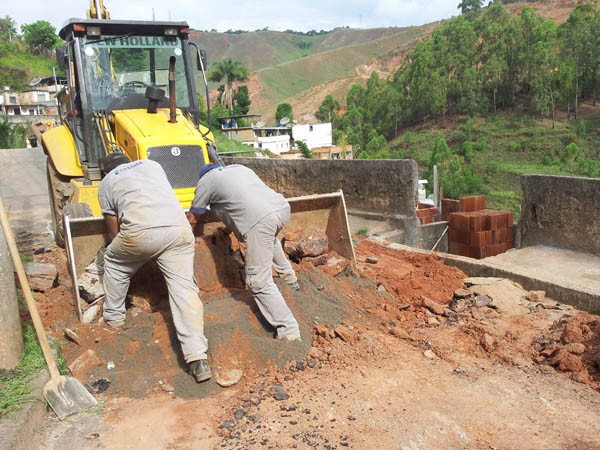 Deslizamento de talude causa vazamento de água no Bairro Três Moinhos