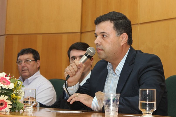 Prefeito empossa André Borges de Souza na presidência da Cesama