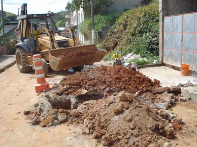 Caça-esgoto no Bairro São Judas Tadeu - Cesama substitui rede da Rua Manoel Oliveira Miranda