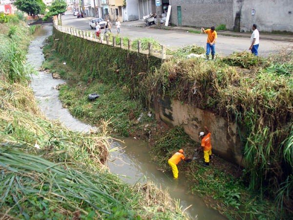  Cesama efetua limpeza nos córregos Santa Luzia e Yung