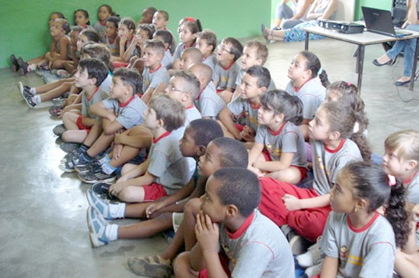 Alunos da Escola Municipal Elpídio Corrêa Faria participam de ação de conscientização ambiental