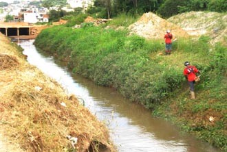 Cesama realiza mutirão de limpeza em córregos da Cidade Alta