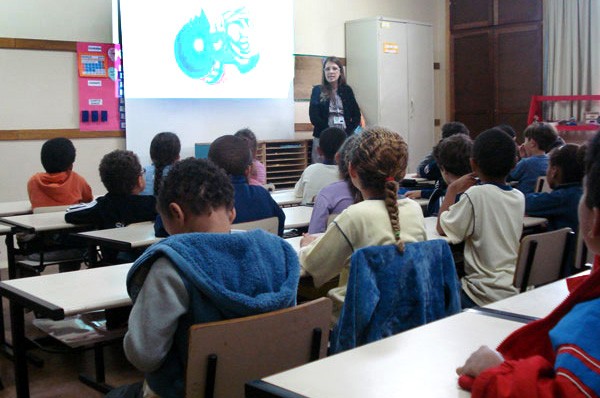 Alunos da Escola Municipal Santana Itatiaia participam de oficina de reciclagem da Cesama