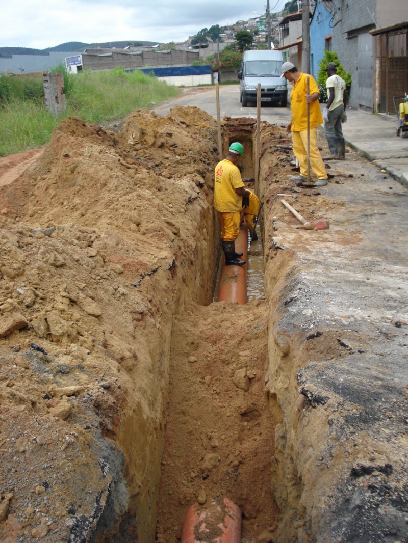 Sistema de esgotamento sanitário - Bairro Barbosa Lage recebe 411 metros de novas tubulações