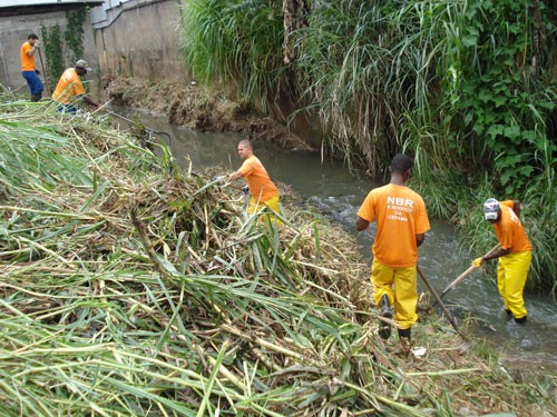 Cesama efetua limpeza nas margens do Córrego Tapera e do Rio Paraibuna