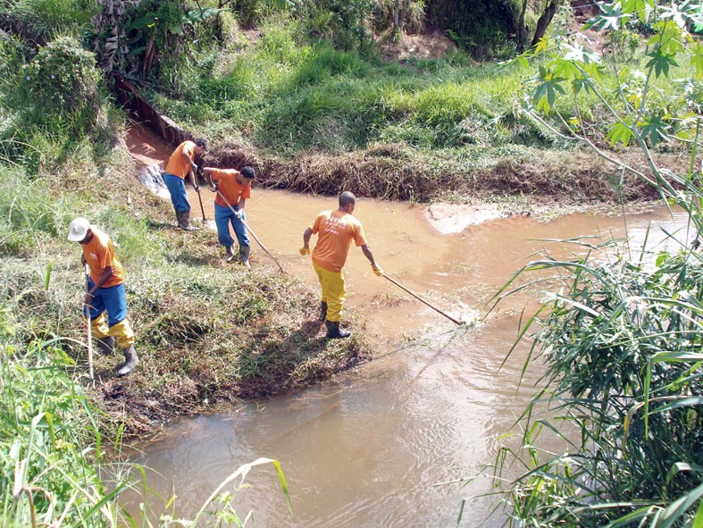 Ação contínua - Córregos Igrejinha e Tapera recebem serviços de limpeza da Cesama