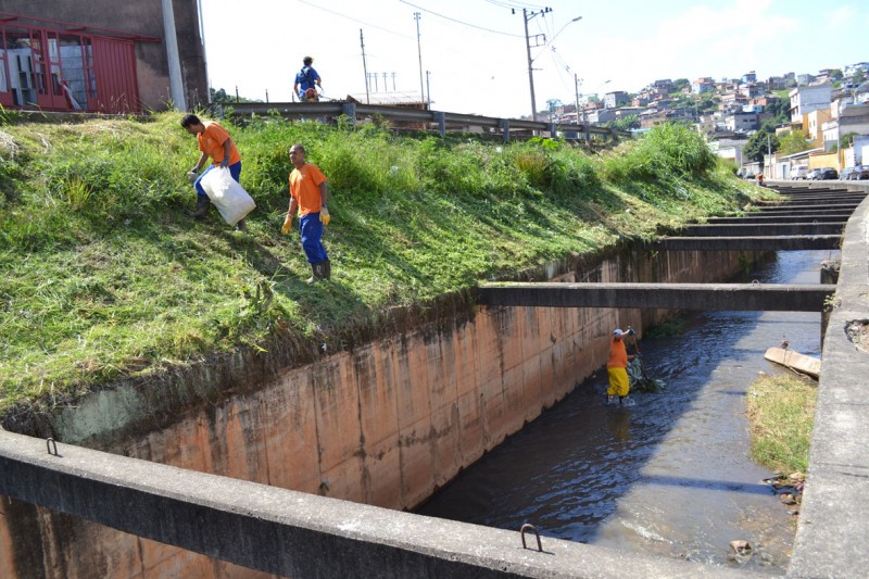 Córregos Três Pontes e Cachoeirinha são atendidos pelos serviços de limpeza da Cesama