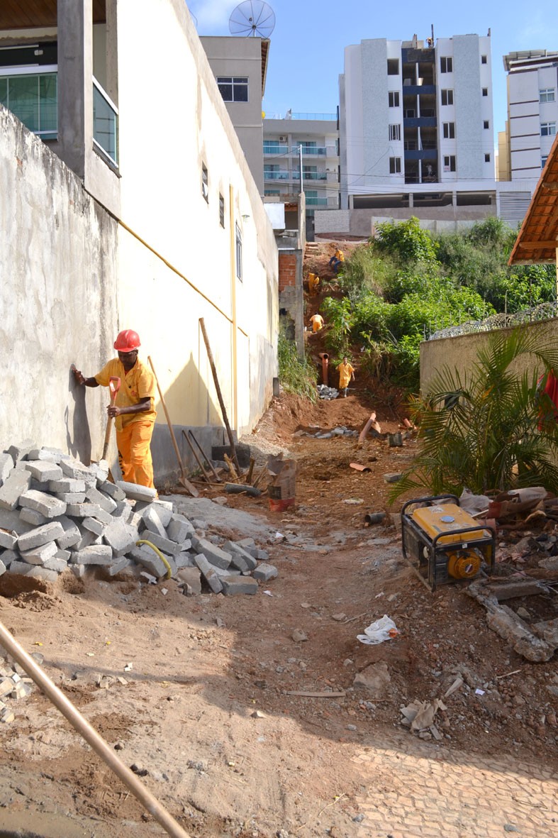 Serviços de esgoto - Cesama substitui 60 metros de redes no Bairro Jardim Laranjeiras