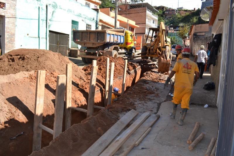 Bairro Tiguera recebe 200 metros de novas redes de esgoto da Cesama