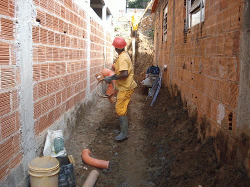 Bairro Grama recebe 60 metros de novas redes de esgoto da Cesama