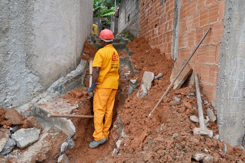 Cesama implanta 80 metros de novas redes de esgoto no Bairro Progresso