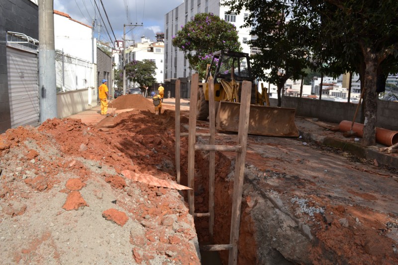 Cerca de 800 metros de extensão - Cesama realiza substituição de rede de esgoto na Rua Guaçuí