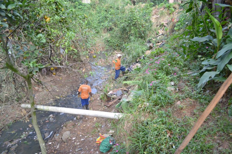 Córregos Matirumbide e Ribeirão das Rosas recebem serviços de limpeza da Cesama
