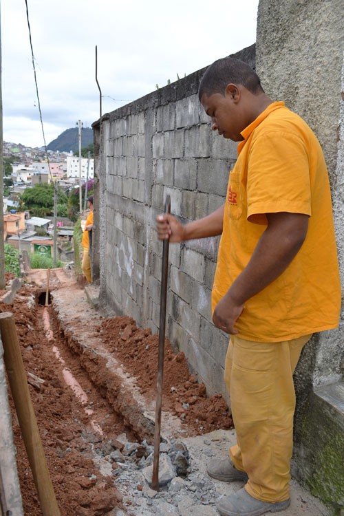 Saneamento - Bairro Marumbi recebe 180 metros de novas tubulações de esgoto