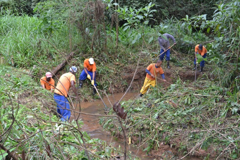Cesama dá continuidade aos serviços de limpeza dos córregos Ribeirão das Rosas e Matirumbide
