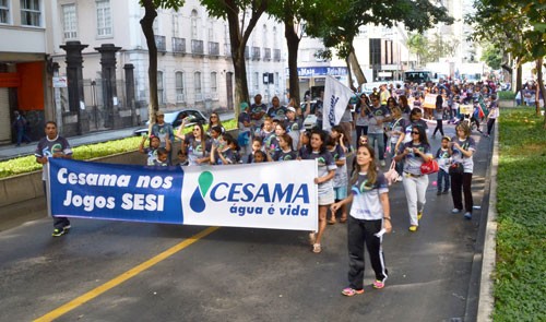 Cesama participa do desfile de abertura da edição 2013 dos Jogos do Sesi neste domingo