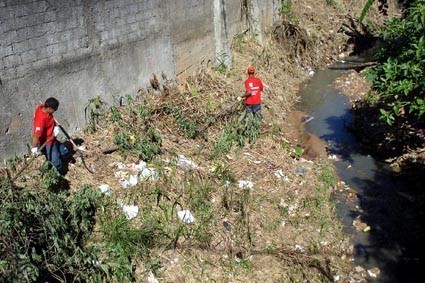 Córregos dos bairros Progresso e Vila dos Sonhos recebem serviços de limpeza da Cesama
