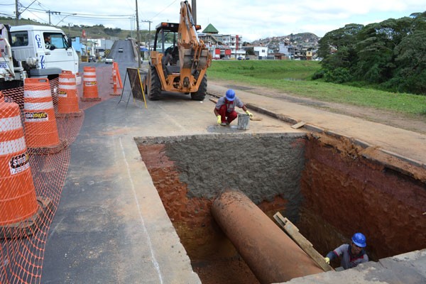 Adutora de São Pedro - Cesama inicia trabalhos de interligação na Avenida Brasil