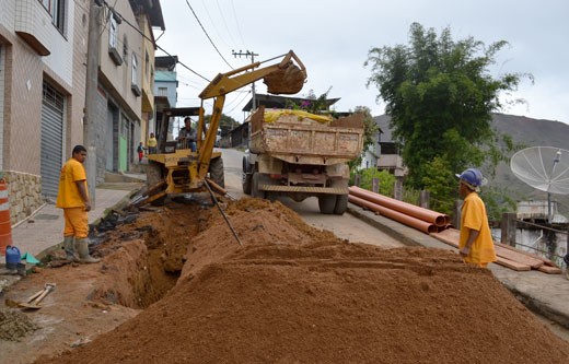Melhoria do sistema - Cesama substitui 110 metros de redes de esgoto no Bairro Linhares