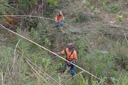  Córregos nos bairros Grama e Bonfim recebem serviços de limpeza da Cesama
