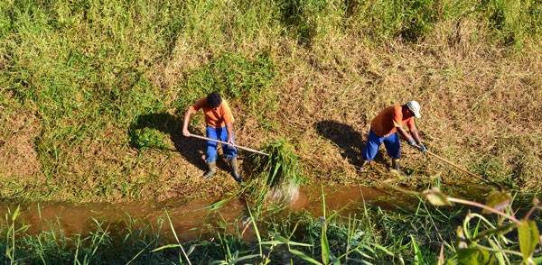 Córregos São Pedro e Ribeirão das Rosas recebem serviços de limpeza da Cesama