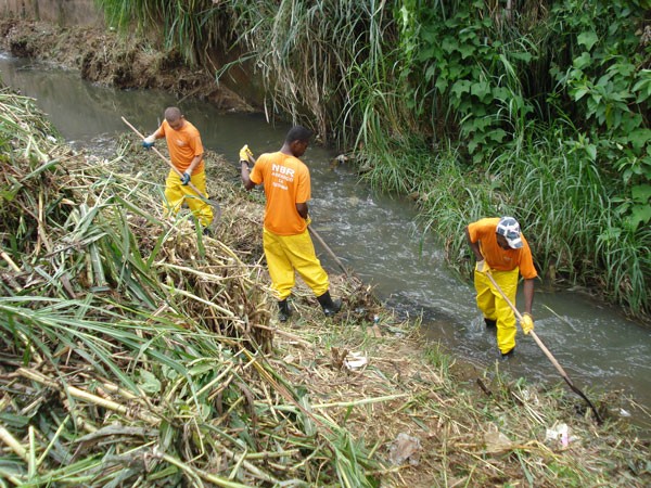 Cesama segue com trabalhos de limpeza nos Córregos São Pedro e Ribeirão das Rosas