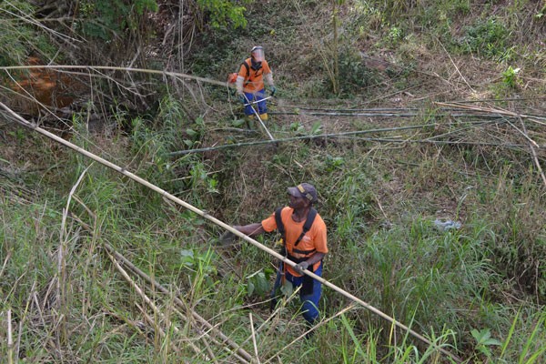 Trabalho contínuo - Córregos Ribeirão das Rosas e São Pedro recebem serviços de limpeza da Cesama