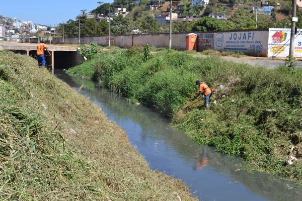 Bairros São Pedro e Granjas Betânia recebem serviços de limpeza de córregos da Cesama